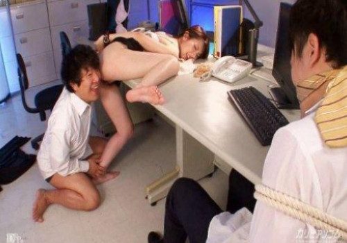 Chồng bất lực khi bị giữ lại nhìn sếp cưỡng hiếp vợ