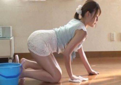 Cô em giúp việc gợi dục bị ông chủ cưỡng hiếp khi lau nhà