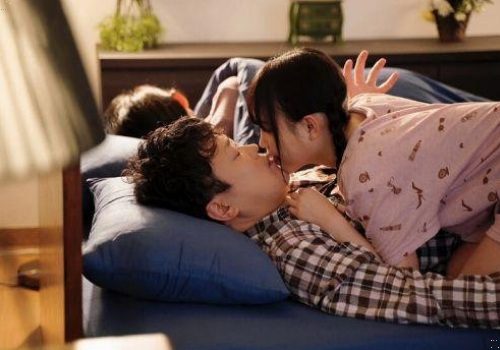 Con gái riêng của vợ lén lút sang phòng gạ chịch lén