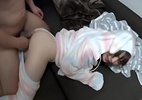 Em gái dễ thương đồng ý bán dâm cho anh trai mình