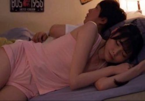 Ngủ chung cùng cô bạn thân mặc đồ gợi dục