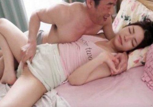 Tranh thủ móc bướm em đồng nghiệp sướng khi chồng đi vắng